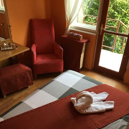 Balatoni Retro Villa บาลาตอนเฟนีแวช ภายนอก รูปภาพ