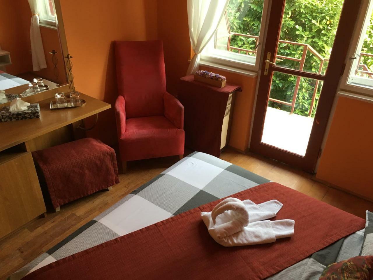 Balatoni Retro Villa บาลาตอนเฟนีแวช ภายนอก รูปภาพ