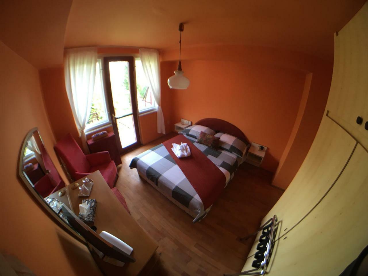 Balatoni Retro Villa บาลาตอนเฟนีแวช ภายนอก รูปภาพ