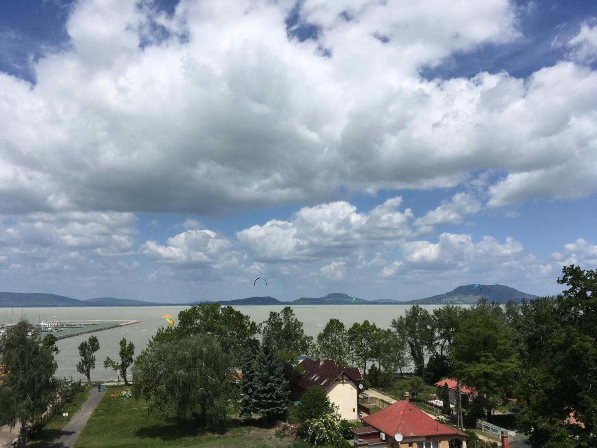 Balatoni Retro Villa บาลาตอนเฟนีแวช ภายนอก รูปภาพ